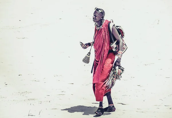 肯尼亚迪亚尼海滩 2018年10月14日 肯尼亚迪亚尼海滩上穿着传统马赛衣服的非洲男子 — 图库照片