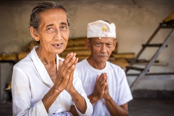 Bali Indonezja Kwietnia 2018 Portret Modlitwy Balijski Starszy Para Wyspie — Zdjęcie stockowe