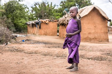 Masai Köyü, Kenya - 11 Ekim 2018: Masai kabilesi, Kenya geleneksel kıyafetlerle Unindentified Afrikalı Çocuk