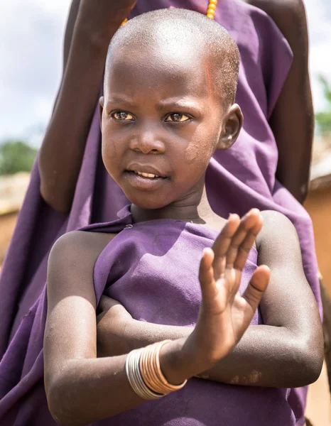 Masai Village Kenya Outubro 2018 Criança Africana Sem Identificação Vestindo — Fotografia de Stock