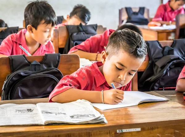 Bali Indonesia Abril 2018 Jóvenes Alumnos Felices Vistiendo Trajes Escolares —  Fotos de Stock