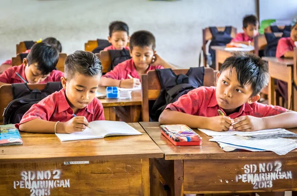 Bali Indonesia Abril 2018 Jóvenes Alumnos Felices Vistiendo Trajes Escolares —  Fotos de Stock