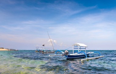 Endonezya Bali kıyısında geleneksel ahşap tekneler