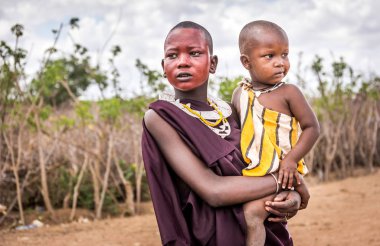  Masai kabilesinde geleneksel kıyafetler giyen Afrikalı kadınlar