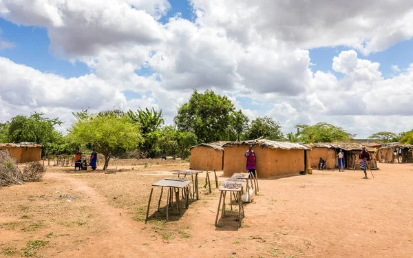 Peaople Africano vestindo roupas tradicionais na tribo Masai — Fotografia de Stock