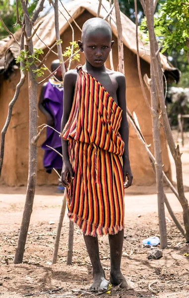 Criança africana vestindo roupas tradicionais na tribo Masai — Fotografia de Stock