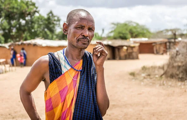 Homem africano vestindo roupas tradicionais na tribo Masai — Fotografia de Stock