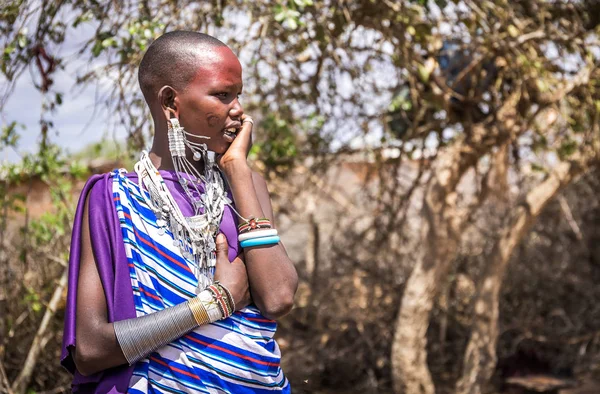 Afrikansk kvinna klädd i traditionella kläder i Masai Tribe Stockbild