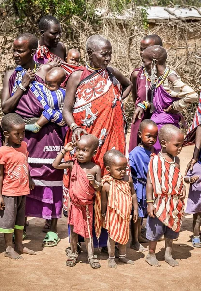 Povo africano pobre na aldeia de Masai no Quênia — Fotografia de Stock