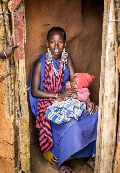 Afrikanska kvinnor klädd i traditionella kläder i Masai Tribe — Stockfoto