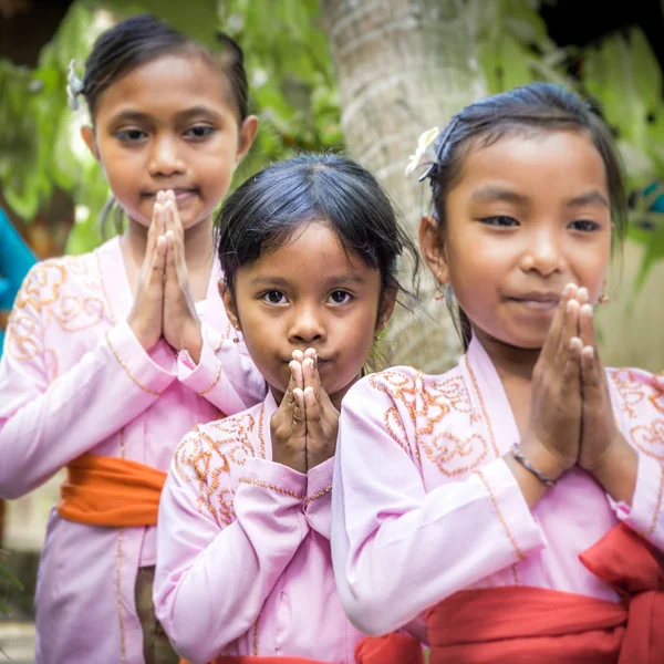 Piccoli bambini balinesi che indossano abiti nazionali — Foto Stock