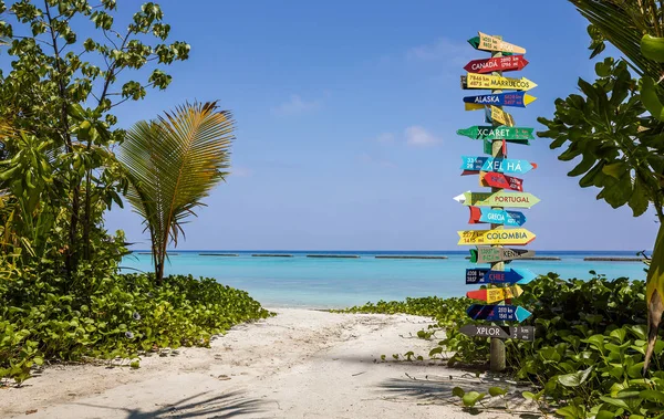 Verschillende wereld richtingen wegwijzer Rechtenvrije Stockfoto's