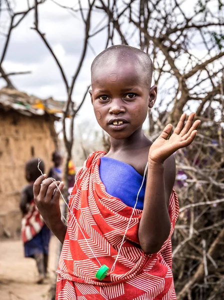 Criança africana vestindo roupas tradicionais na tribo Masai — Fotografia de Stock