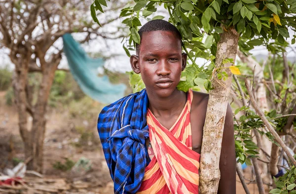 Niño africano con ropa tradicional en la tribu Masai — Foto de Stock