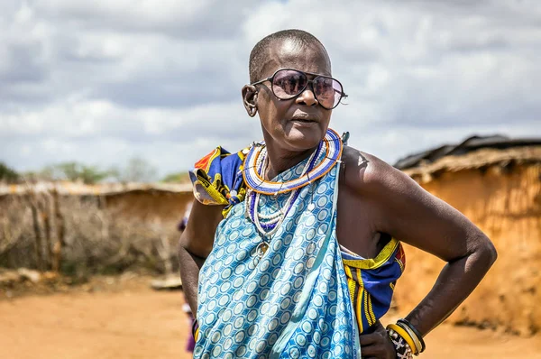 Mujer mayor africana vestida con ropa tradicional en la tribu Masai — Foto de Stock