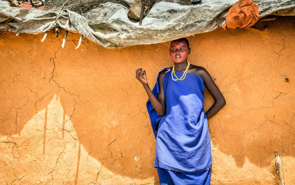 Afrikansk kvinna klädd i traditionella kläder i Masai Tribe — Stockfoto