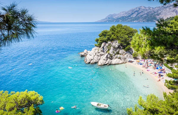 Brela strandlandschaft in kroatien lizenzfreie Stockfotos