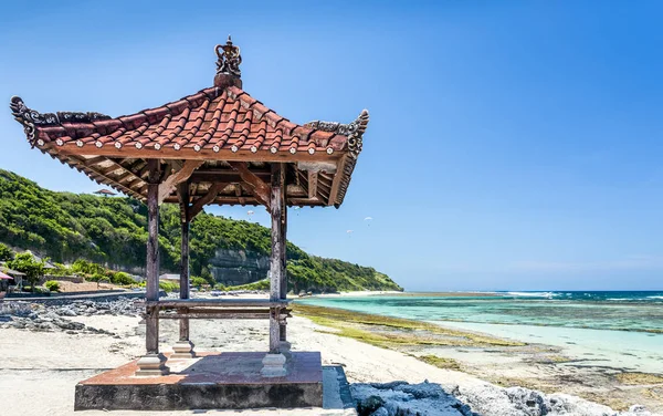 Capanna tradizionale sulla spiaggia balinese — Foto Stock
