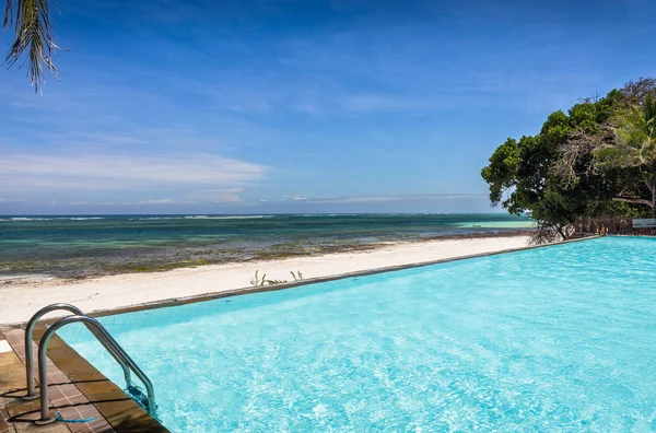 Schwimmbad des luxuriösen afrikanischen Resorts — Stockfoto