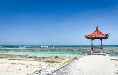 Bali plajında geleneksel kulübe
