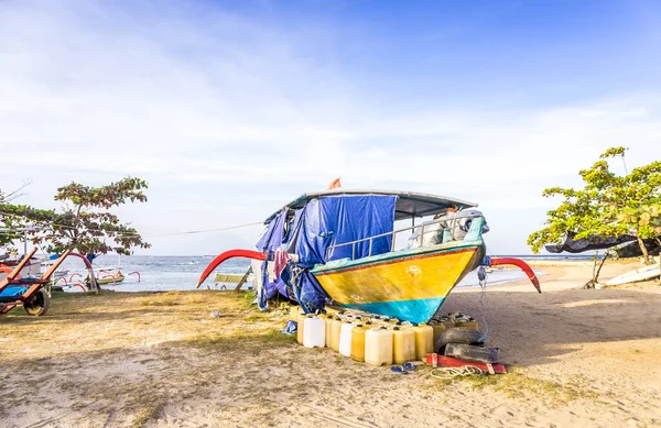 Barca in legno sulla riva balinese — Foto Stock