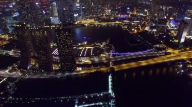 Parlak gece ışık aydınlatma okyanus metropol tarafından büyük şehir Singapur pitoresk 4k havadan drone görünümü