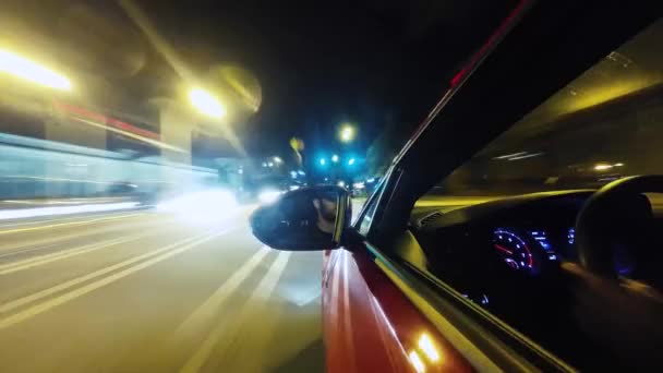 时间推移令人难以置信的4K视图从车窗快速驾驶在明亮的黑暗夜照明灯在巨大的高速公路上 — 图库视频影像