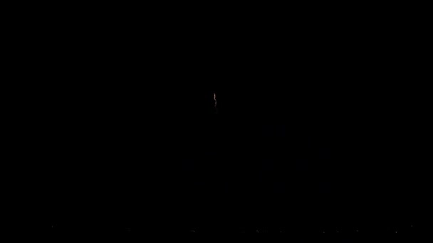 暗い夜空に爆発するカラフルな明るいイルミネーション花火祭の信じられないほどの4Kショット — ストック動画