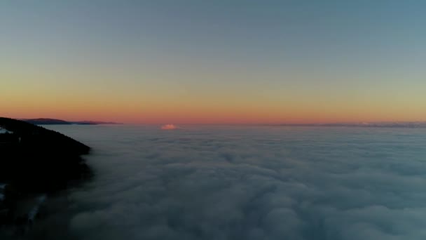 Fascinante Vuelo Drones Aéreos Sobre Cielo Del Atardecer Lleno Nubes — Vídeo de stock