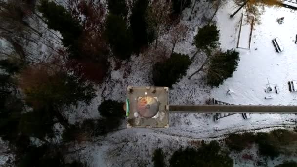 雪に覆われた暗い松の木の冬の森の上に上空を飛んで上に飛んでトップ空中ドローン4Kタイムラプスショット — ストック動画
