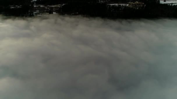 Fliegen Über Weiße Flauschige Regenwolken Abendhimmel Abstrakten Wunderbaren Drohnenaufnahmen — Stockvideo