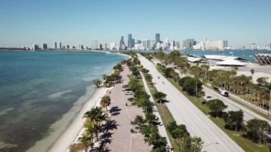 Büyük şehir Miami East Coast okyanus kıyı şeridi deniz manzarası büyük karayolu yolu üzerinde Muhteşem hava 4k drone panorama uçuş