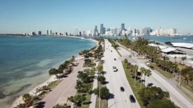 Büyük şehir Miami East Coast okyanus kıyı şeridi deniz manzarası büyük karayolu yolu üzerinde pitoresk hava 4k drone panorama uçuş