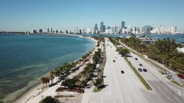 Büyük şehir Miami East Coast okyanus kıyı şeridi deniz manzarası büyük karayolu yolu üzerinde Inanılmaz hava 4k drone panorama uçuş