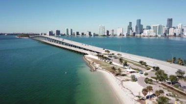 Büyük şehir Miami East Coast okyanus kıyı şeridi deniz manzarası büyük karayolu yolu üzerinde Muhteşem hava 4k drone panorama uçuş
