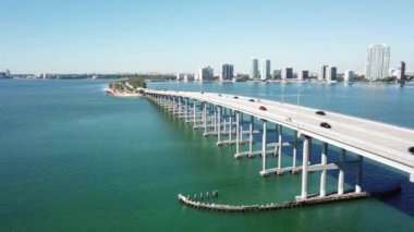 Turkuaz mavi okyanus cityscape üzerinde büyük çelik modern köprü üzerinde otoyol yol Majestic 4k havadan drone panorama çekim