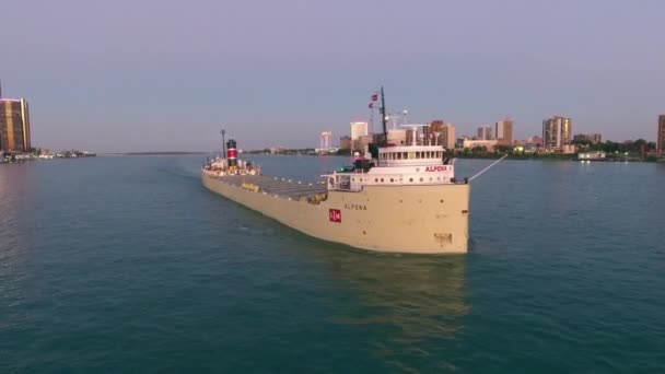 Kontejnerová Loď Nákladní Cisterny Odplouvá Pomalu Oceánské Vodě Večerním Citovém — Stock video
