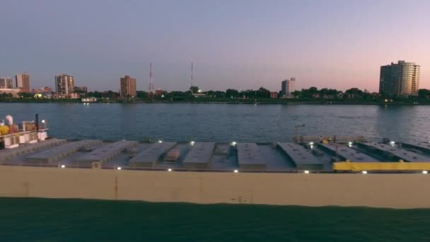 Containerfracht Tankschiff Fährt Langsam Ozeanwasser Abendlicher Stadtlandschaft Schöner Drohnensicht — Stockvideo