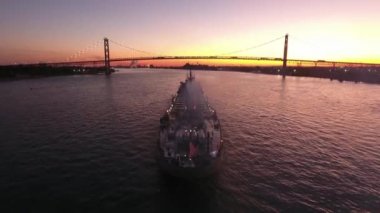 Konteyner yük kargo tanker gemi görkemli 4k hava drone görünümünde pembe günbatımı deniz manzarası okyanus suyunda yavaş yelken