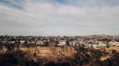 Bulutlu gökyüzü cityscape küçük banliyö şehir evi şehir mahallede Çarpıcı 4k havadan drone kuş bakışı panorama görünümü