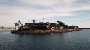 Beyaz spor lüks yat motor tekne dolu büyük marina üzerinde Amazing 4k hava drone 4k panorama kuş gözü deniz manzarası görünümü