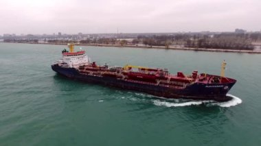 Büyük kargo konteyner yük tankı drone havadan seascape görünümü