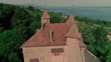 İl şarap bahçesinde alan manzara yeşil tepe üzerinde antik ortaçağ kale üzerinde Harika 4k havadan drone panorama görünümü