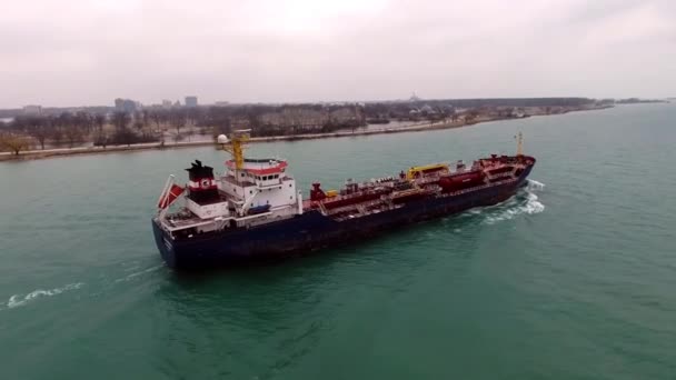 Riesiger Containerfracht Tanker Fährt Langsam Ozean Flussbucht Großstadthafen Drohnen Seelandschaft — Stockvideo