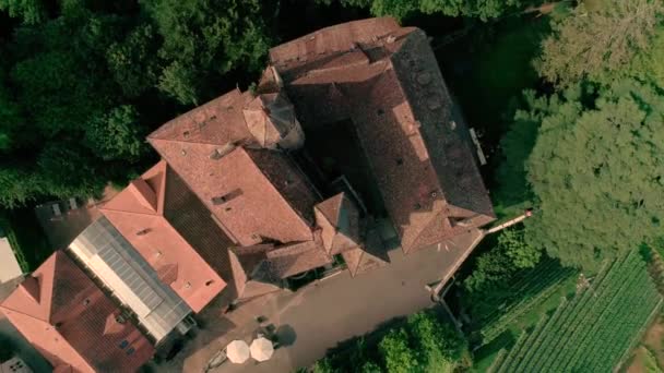 令人印象深刻的4K空中无人机全景在古老的中世纪城堡在绿色山在省酒场现场景观 — 图库视频影像