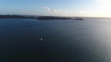 Derin mavi sakin okyanus su deniz manzarası ortasında büyük orman dağ tropikal adada Muhteşem 4k havadan drone görünümü