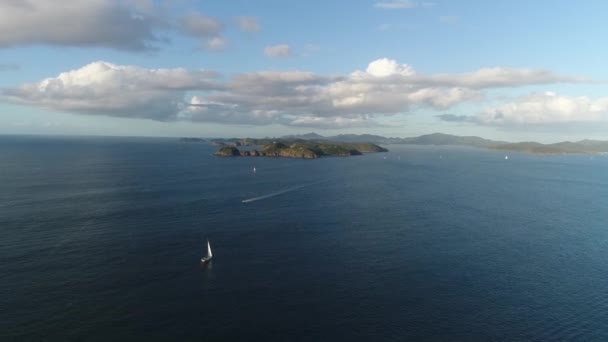 Fascinante vue aérienne de drone 4k sur une grande île tropicale de montagne de forêt au milieu d'un paysage marin bleu profond et calme 