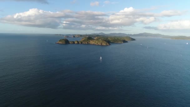 Vista Aérea Drone Pitoresco Ilha Tropical Grande Montanha Floresta Meio — Vídeo de Stock