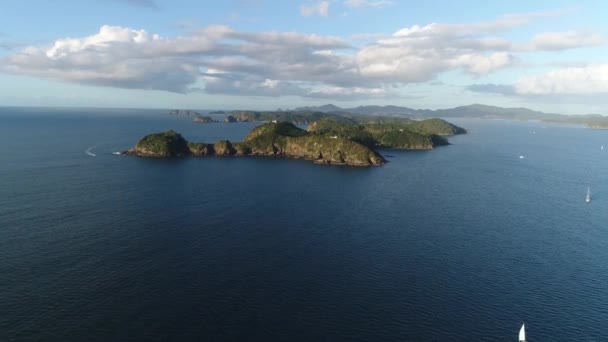 Vista Aérea Espetacular Drone Ilha Tropical Grande Montanha Floresta Meio — Vídeo de Stock