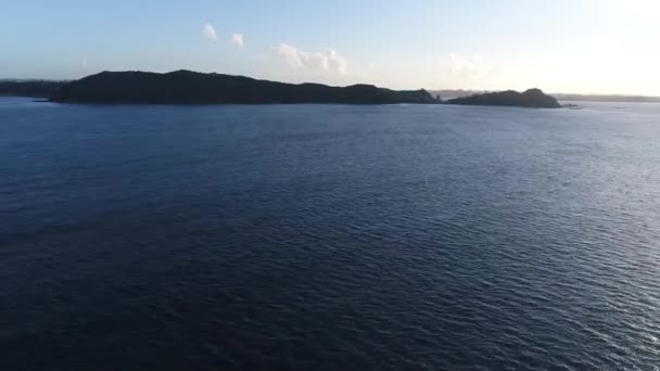 深い青い穏やかな海の海の海の真ん中に大きな森の山熱帯の島に信じられないほどの4K空中ドローンビュー — ストック動画